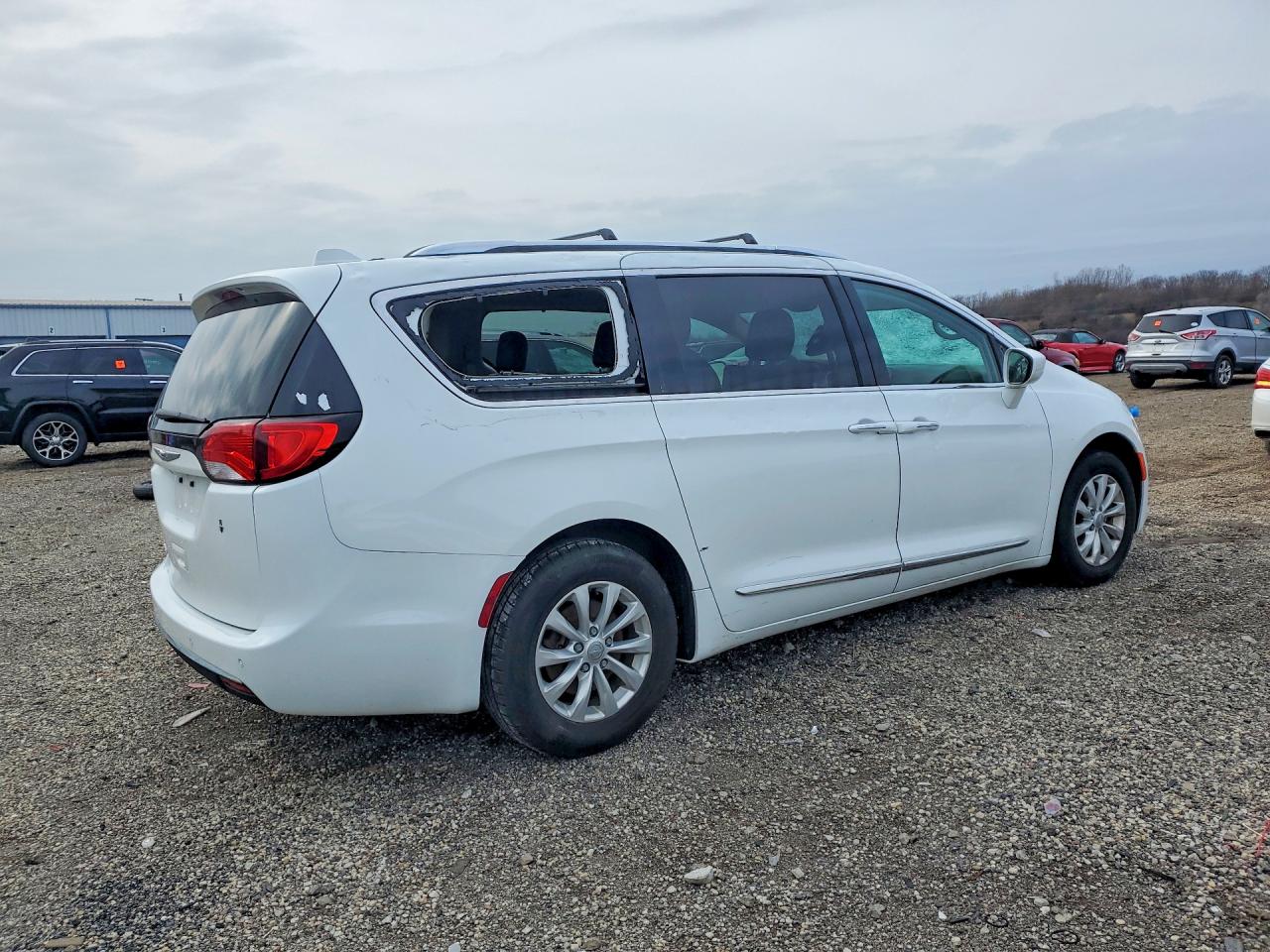 2019 CHRYSLER PACIFICA TOURING L photo 5