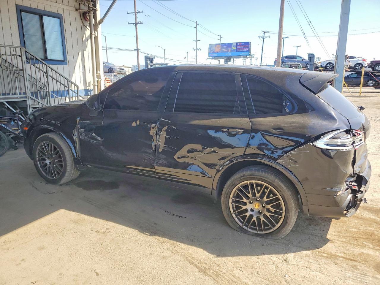 2017 PORSCHE CAYENNE photo 2