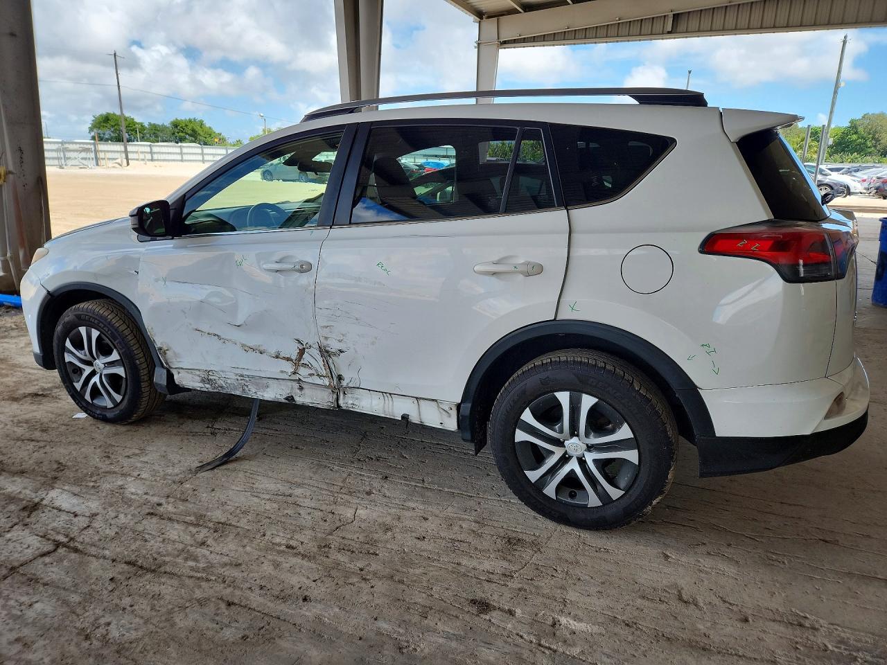 2017 TOYOTA RAV4 LE photo 4