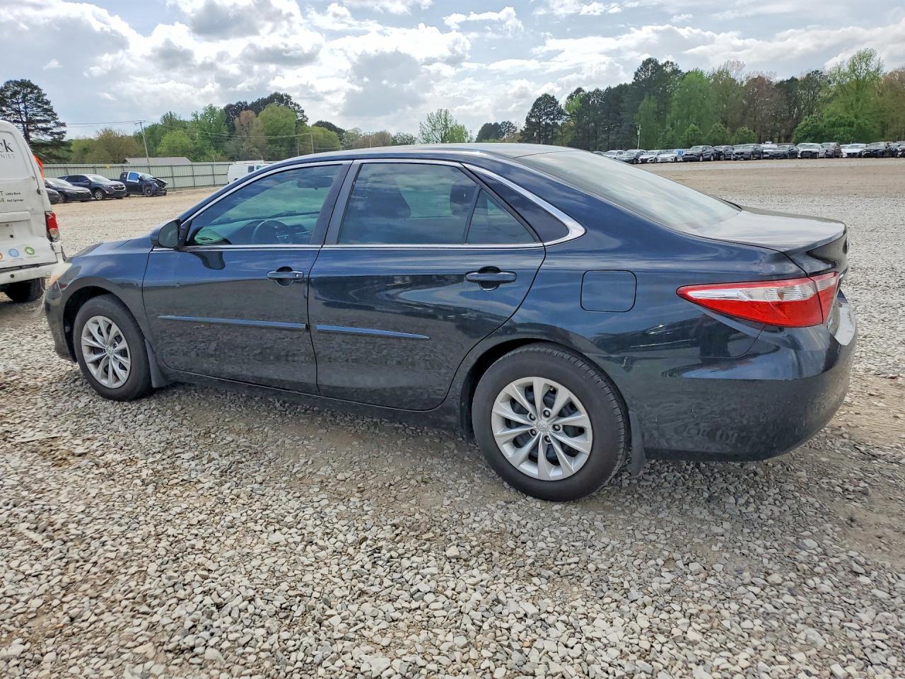 2015 TOYOTA CAMRY LE photo 3