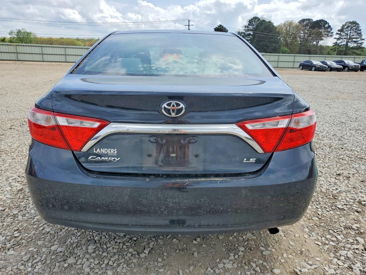 2015 TOYOTA CAMRY LE photo 11