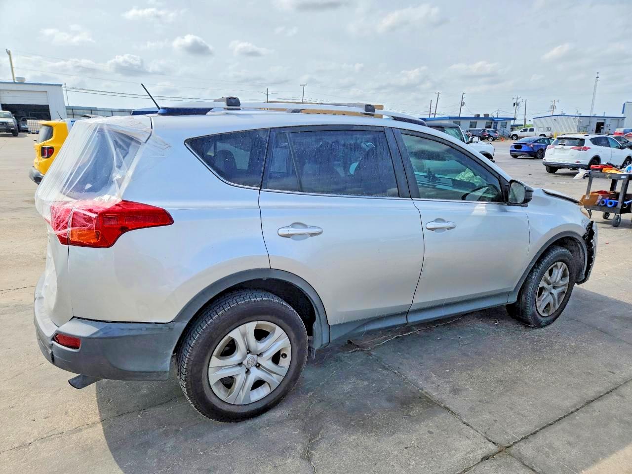 2014 TOYOTA RAV4 LE photo 3