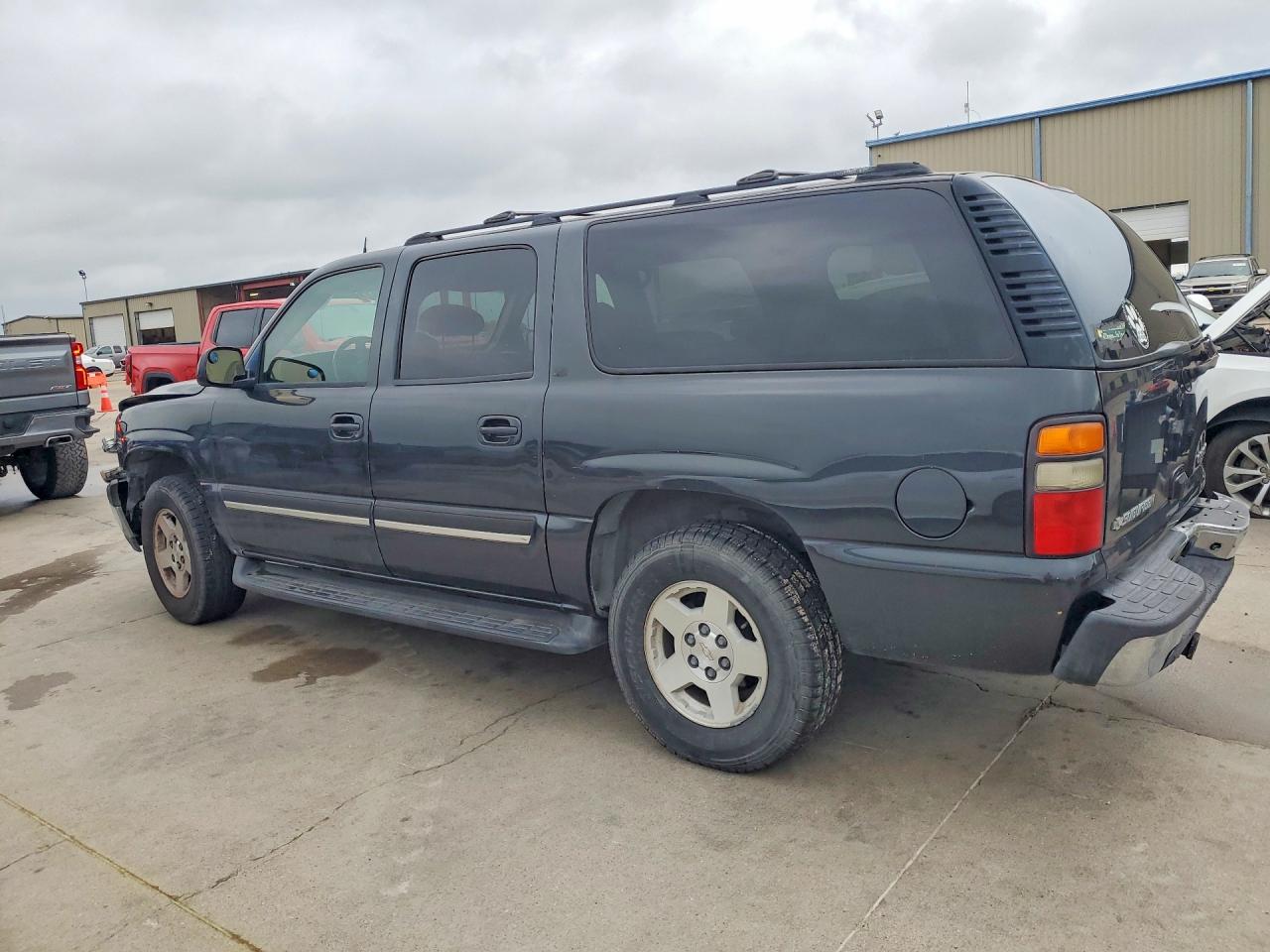 2004 CHEVROLET SUBURBAN C1500 photo 2