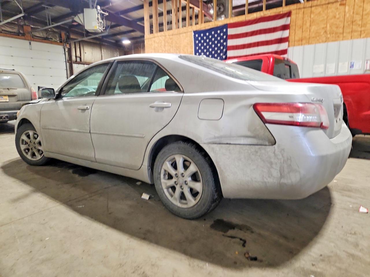 2010 TOYOTA CAMRY LE photo 3