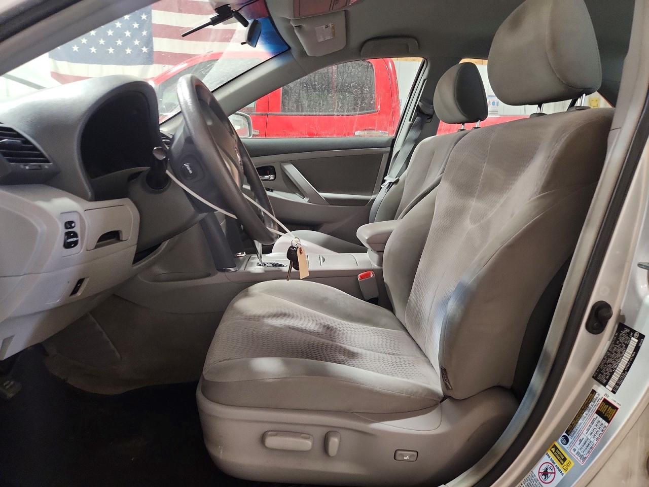 2010 TOYOTA CAMRY LE photo 13
