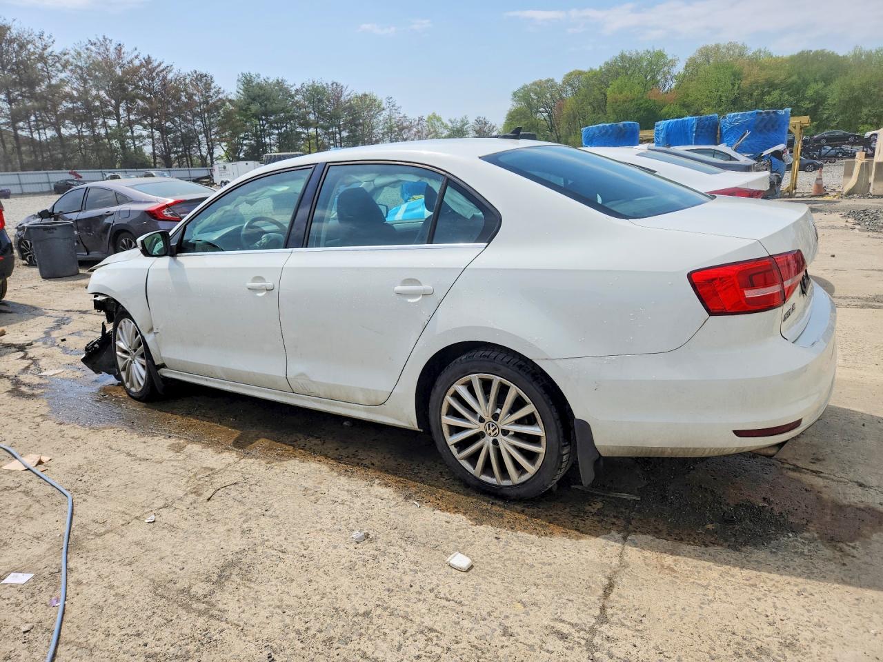 2015 VOLKSWAGEN JETTA SE photo 4