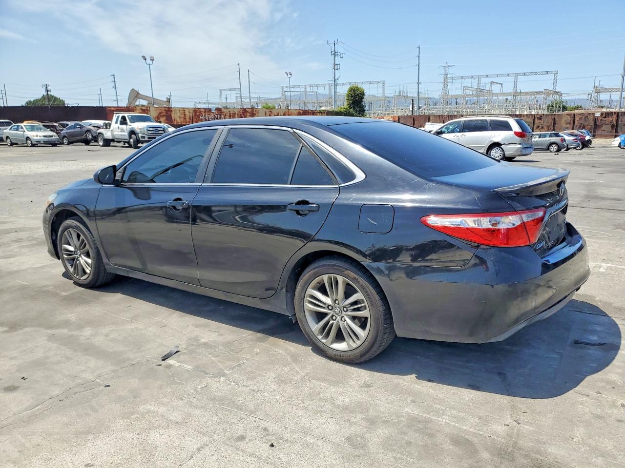2016 TOYOTA CAMRY SE photo 3