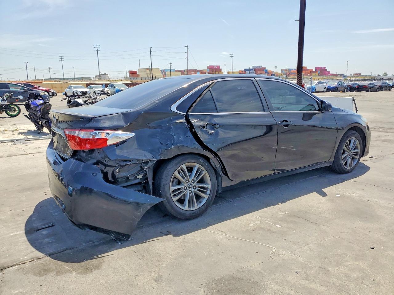 2016 TOYOTA CAMRY SE photo 5
