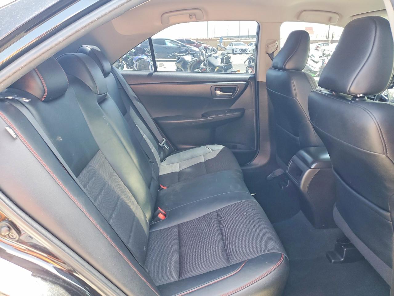 2016 TOYOTA CAMRY SE photo 19