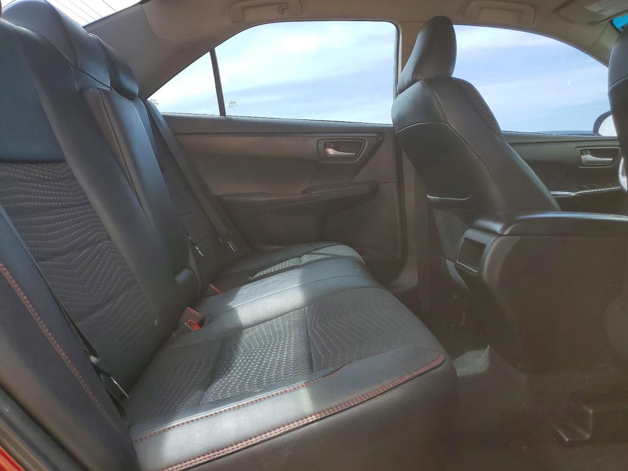2015 TOYOTA CAMRY SE photo 28