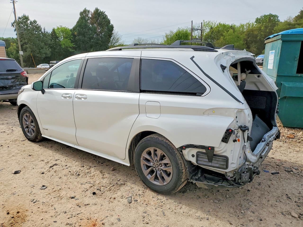 2021 TOYOTA SIENNA XLE 8-PASSENGER photo 3