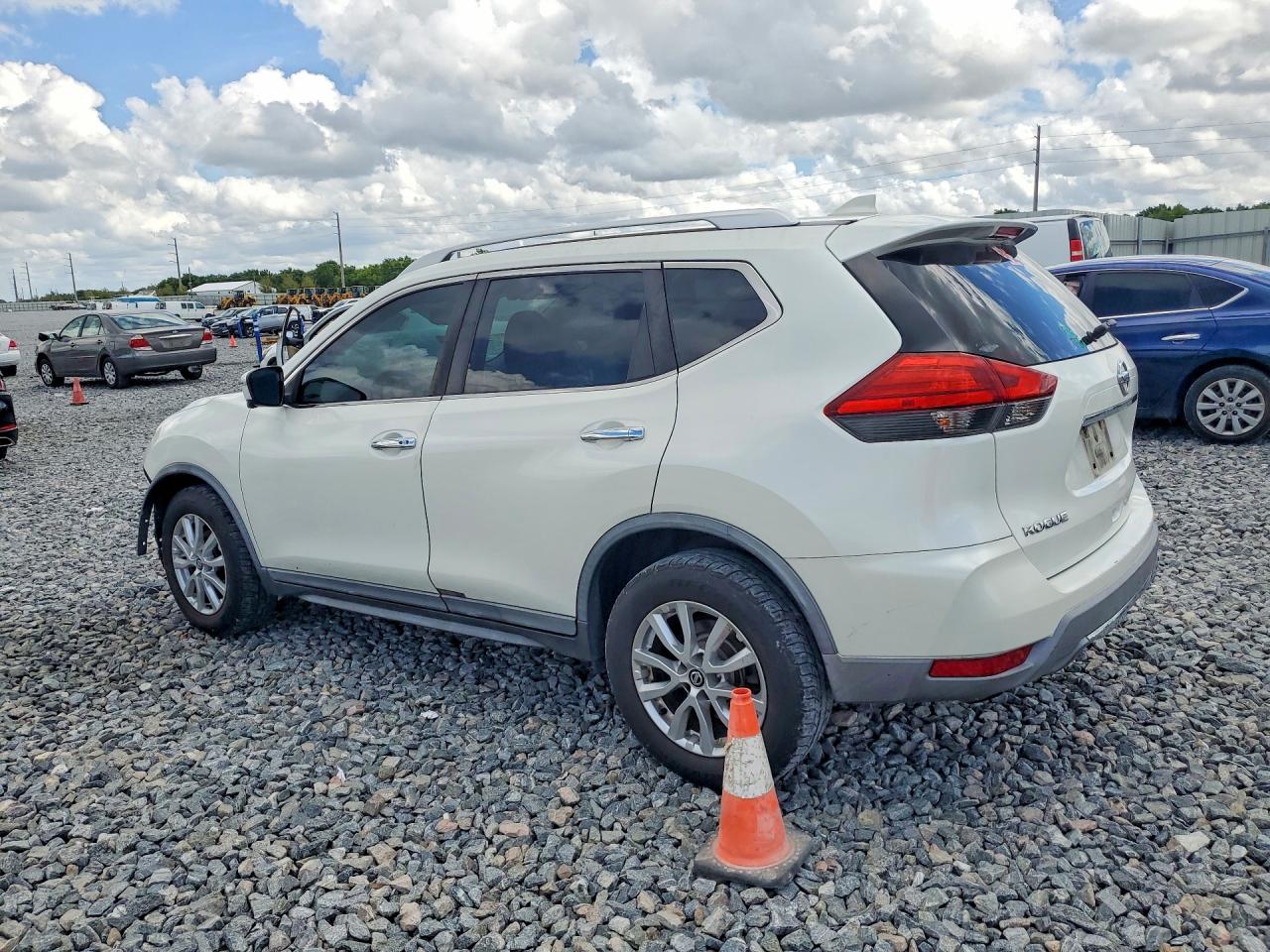 2017 NISSAN ROGUE SV photo 4