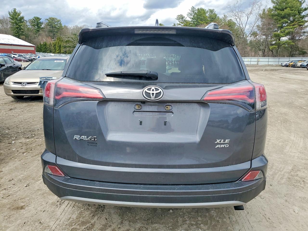 2018 TOYOTA RAV4 XLE photo 11