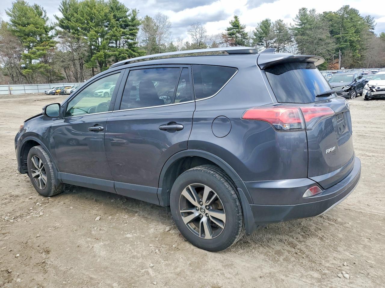 2018 TOYOTA RAV4 XLE photo 3
