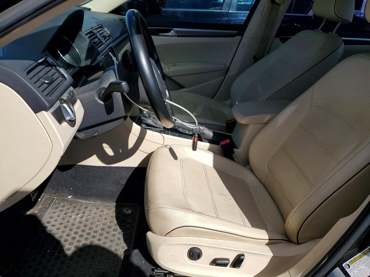 2017 VOLKSWAGEN PASSAT R-LINE photo 13