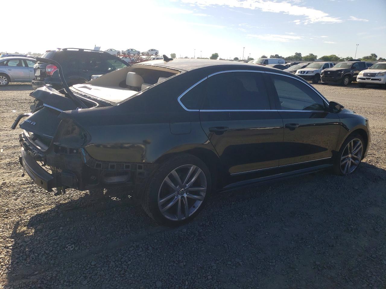 2017 VOLKSWAGEN PASSAT R-LINE photo 5