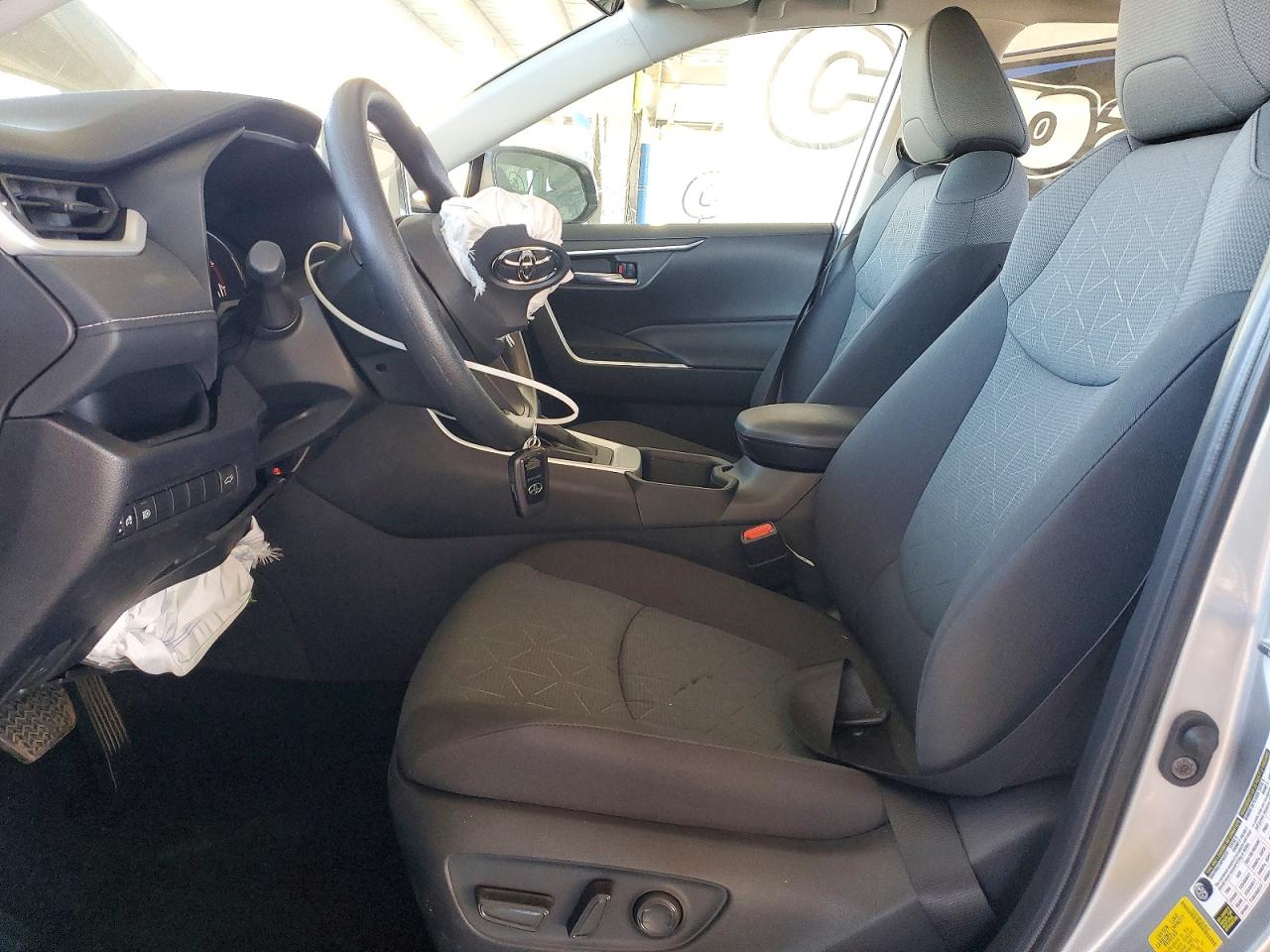 2025 TOYOTA RAV4 XLE photo 13