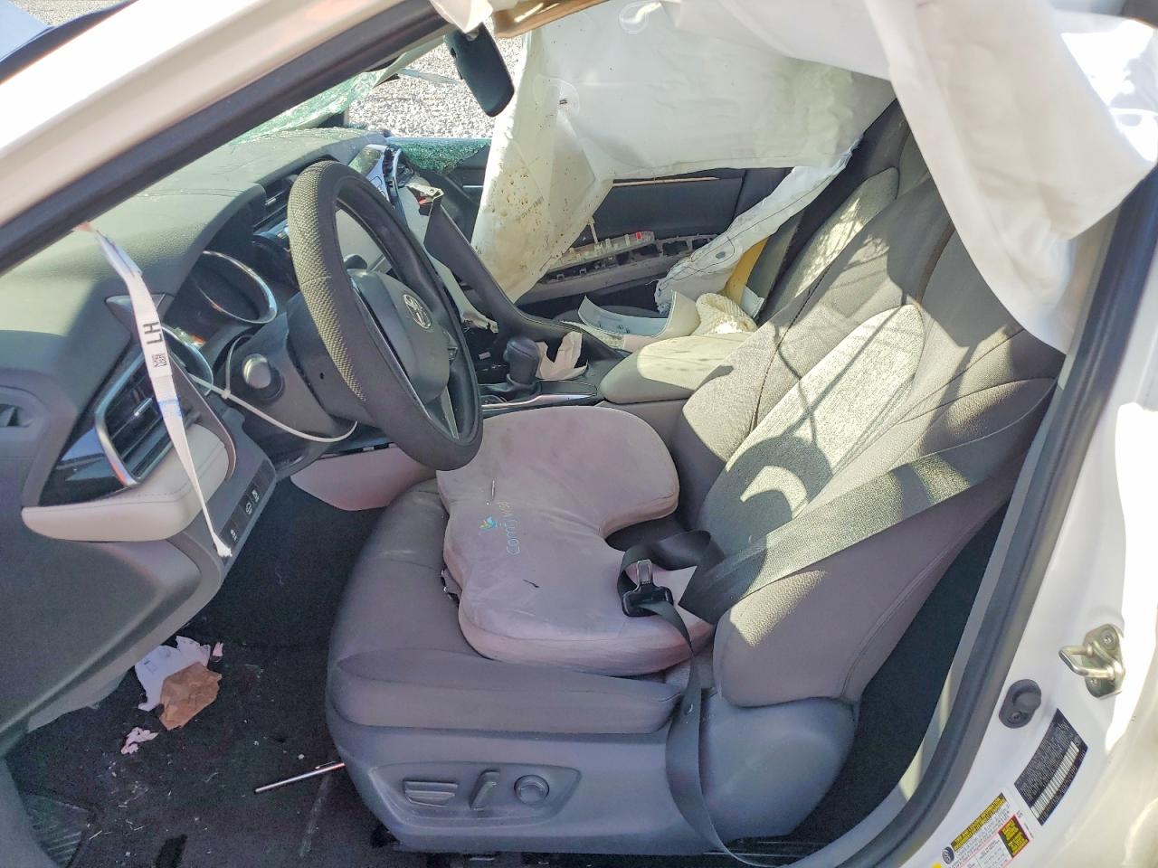 2020 TOYOTA CAMRY LE photo 13