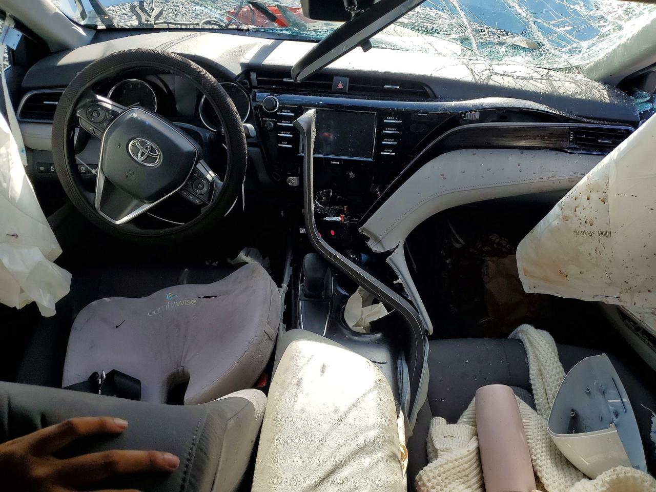 2020 TOYOTA CAMRY LE photo 15