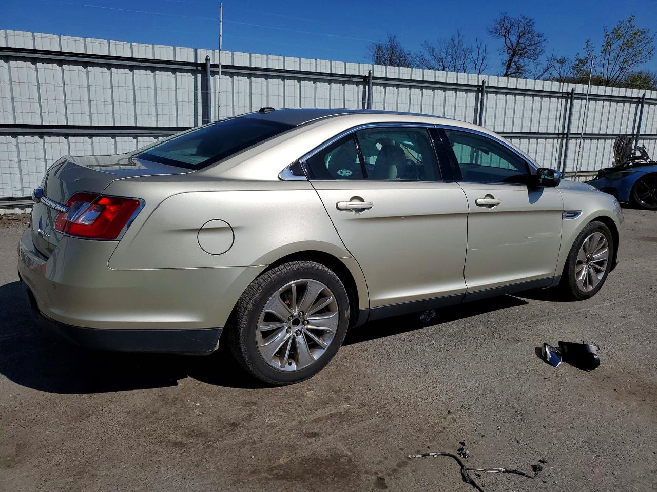 2011 FORD TAURUS photo 3