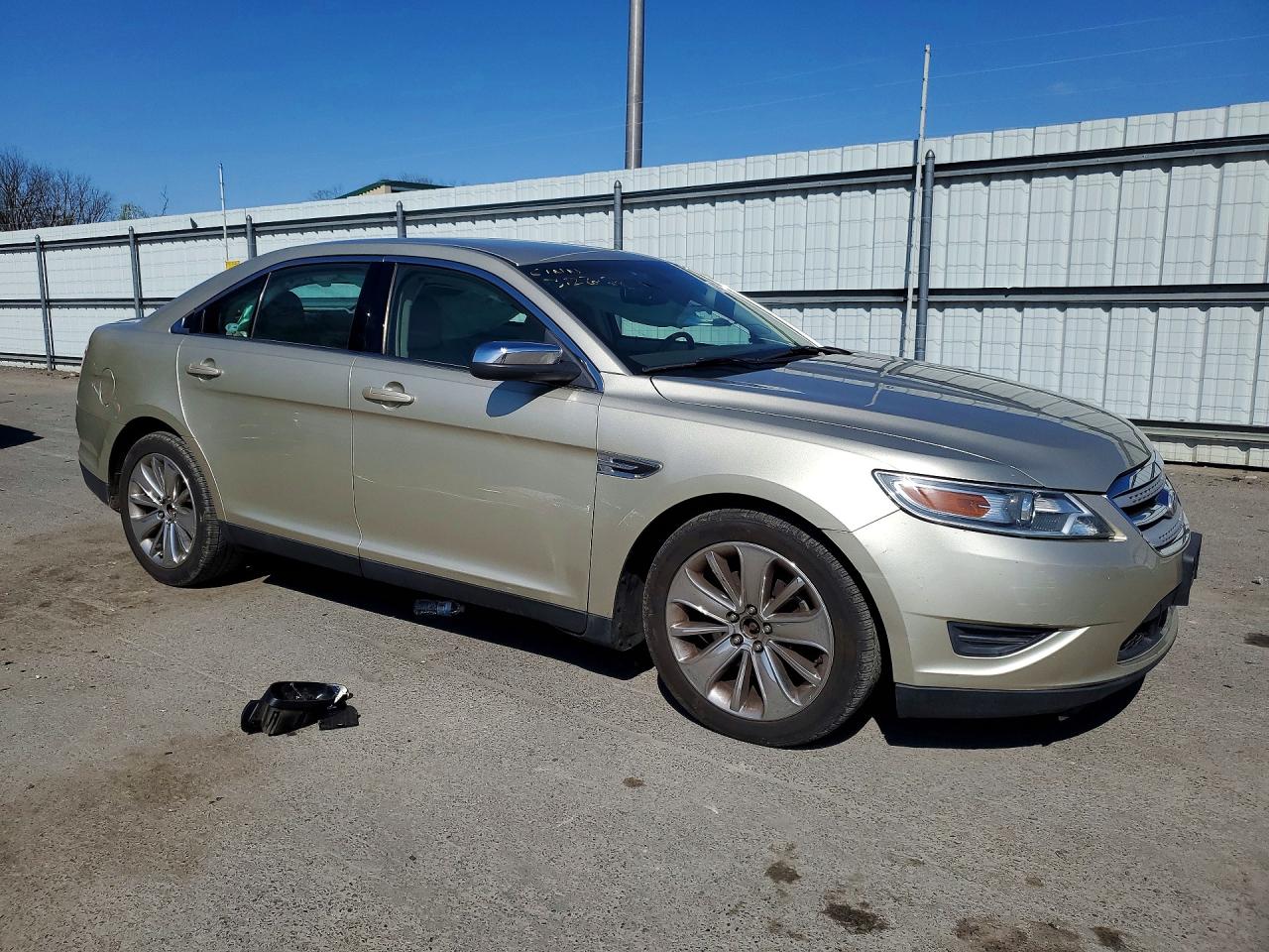 2011 FORD TAURUS photo 4