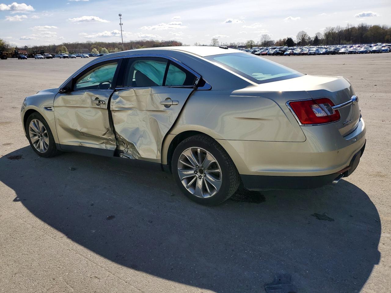 2011 FORD TAURUS photo 2