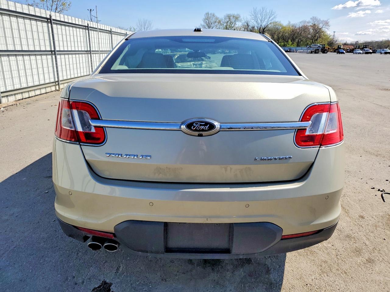 2011 FORD TAURUS photo 6