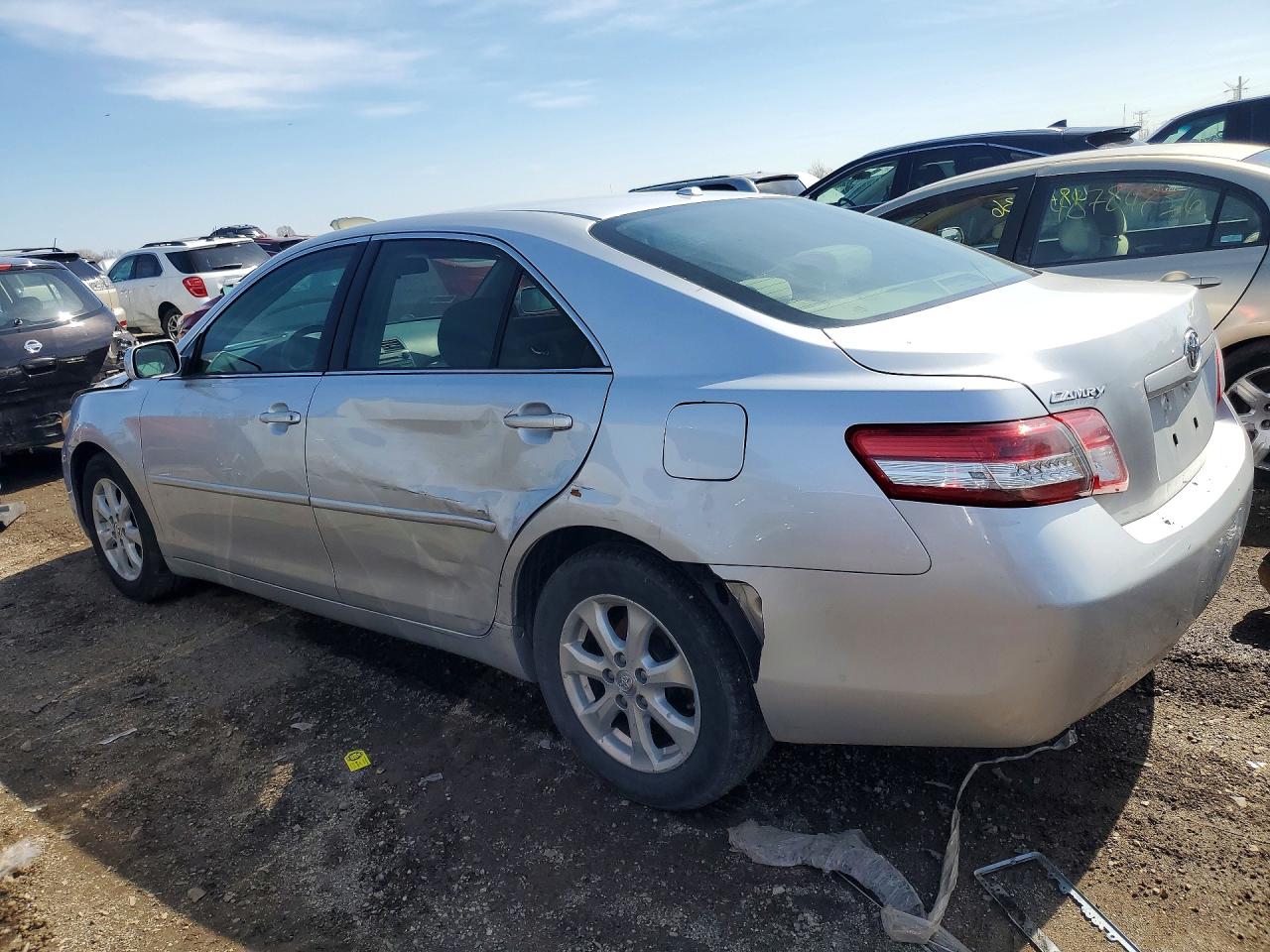 2011 TOYOTA CAMRY LE photo 4