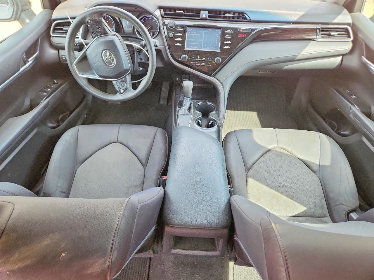 2019 TOYOTA CAMRY LE photo 8