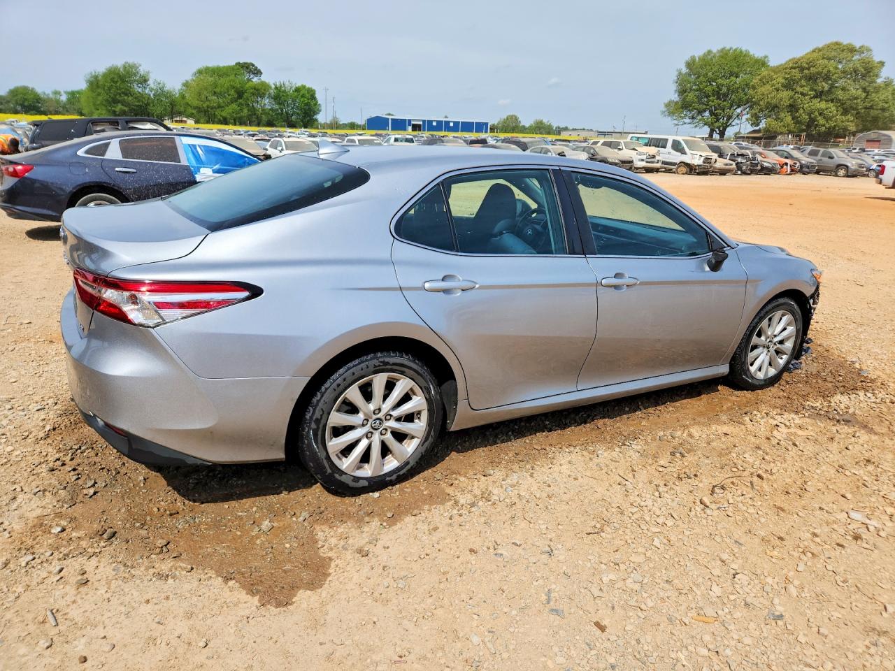 2019 TOYOTA CAMRY LE photo 3