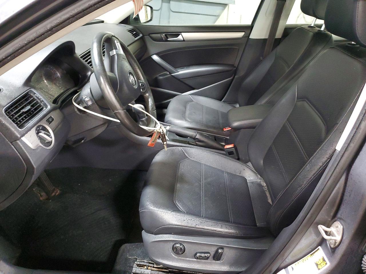 2015 VOLKSWAGEN PASSAT S photo 13