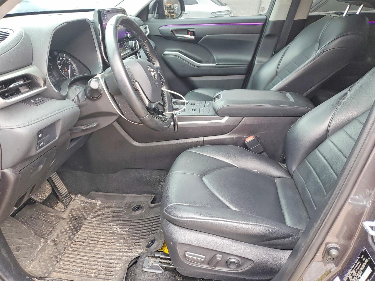 2021 TOYOTA HIGHLANDER XLE photo 13