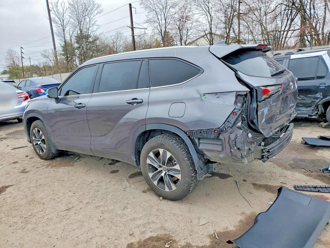 2021 TOYOTA HIGHLANDER XLE photo 3