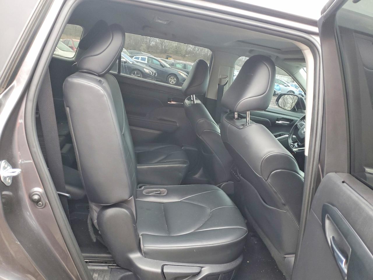 2021 TOYOTA HIGHLANDER XLE photo 21