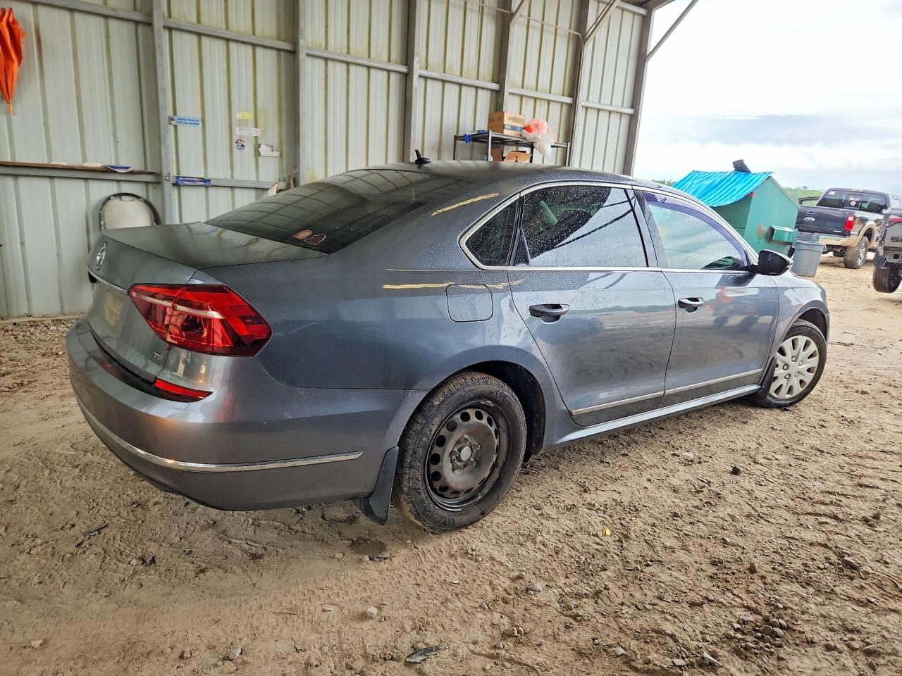 2017 VOLKSWAGEN PASSAT S photo 5