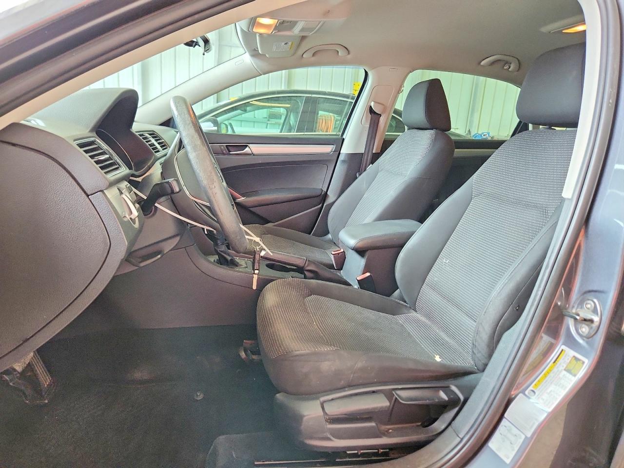2017 VOLKSWAGEN PASSAT S photo 13