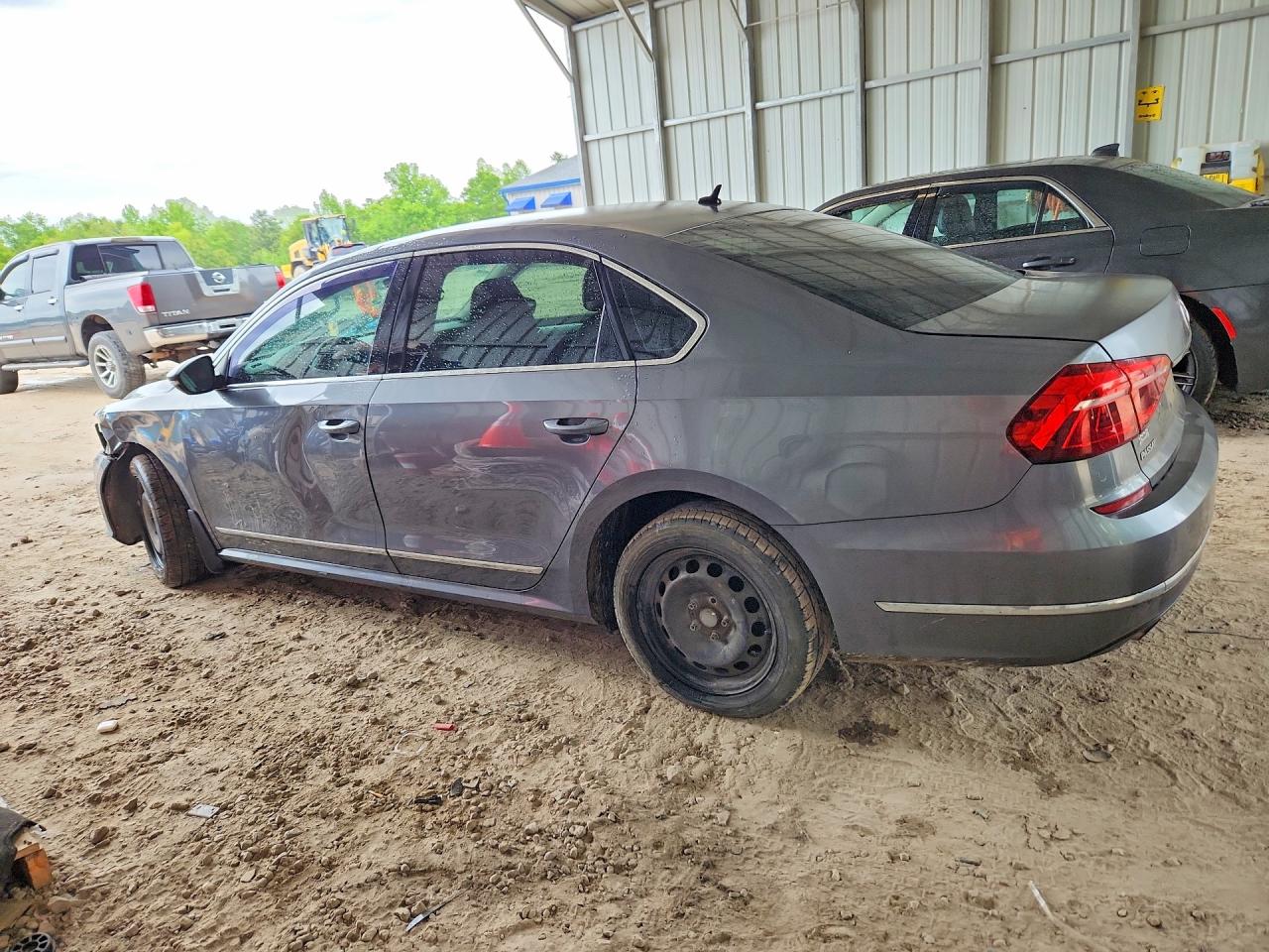2017 VOLKSWAGEN PASSAT S photo 3