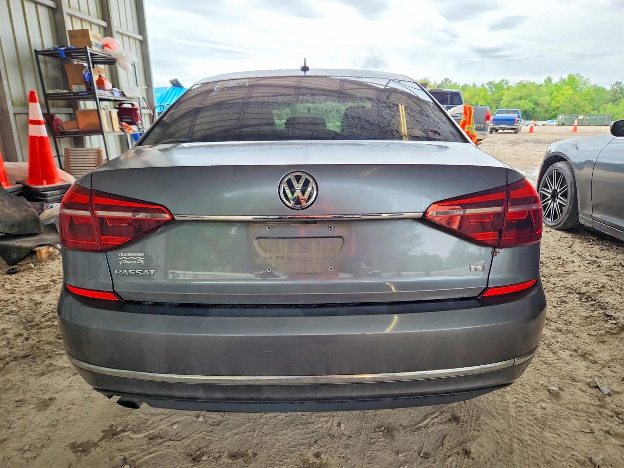 2017 VOLKSWAGEN PASSAT S photo 11