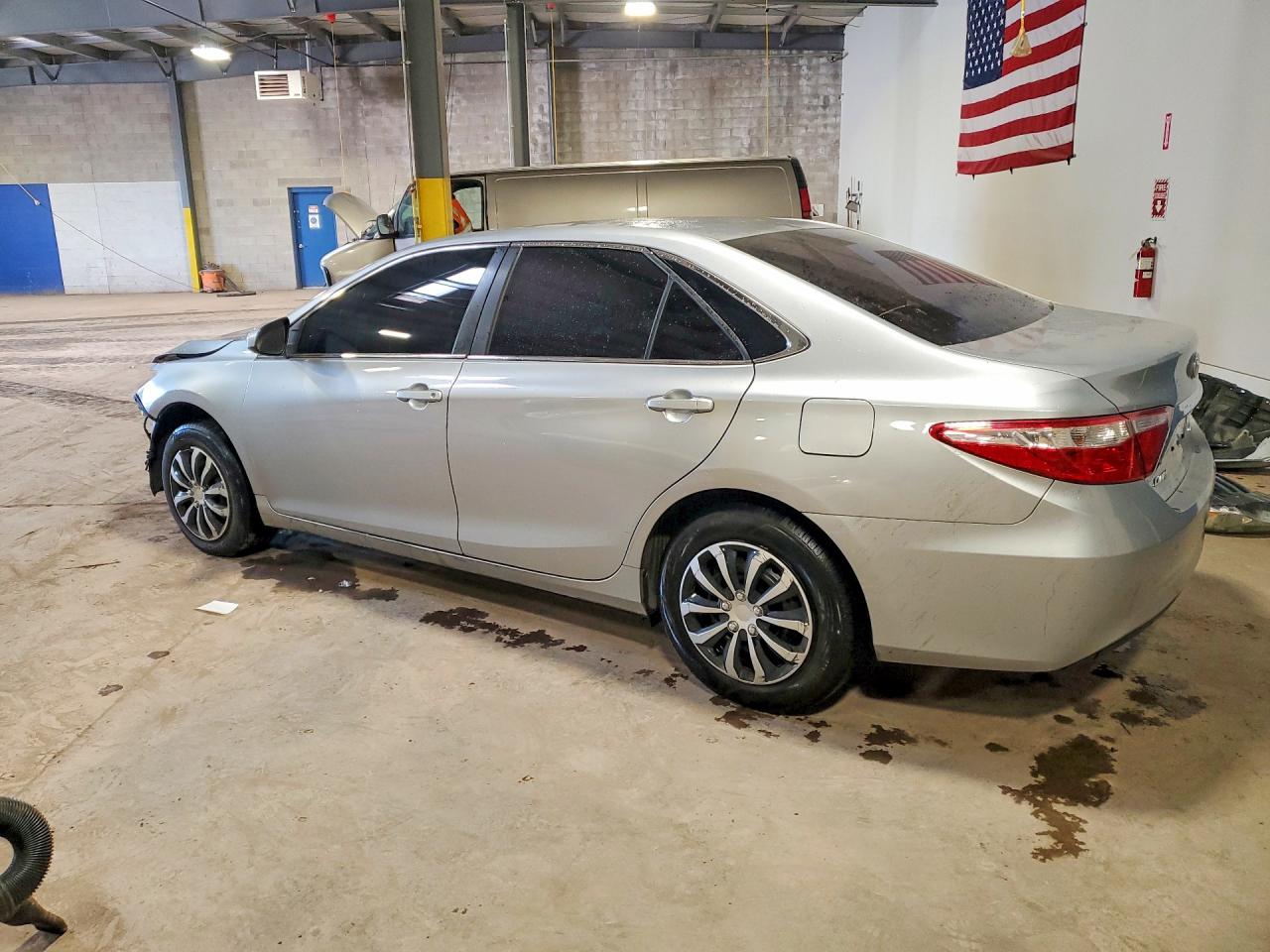 2017 TOYOTA CAMRY LE photo 2