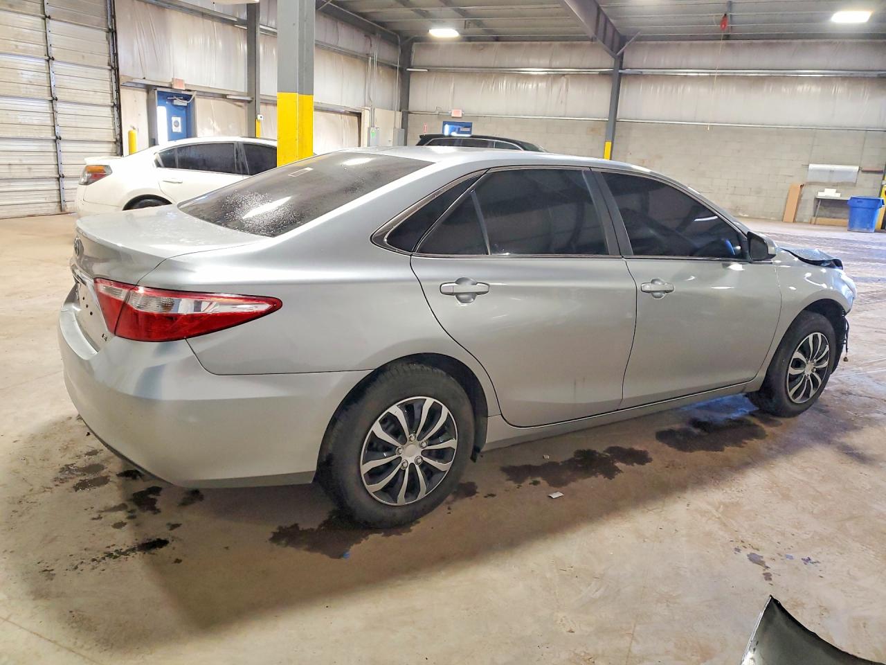 2017 TOYOTA CAMRY LE photo 3
