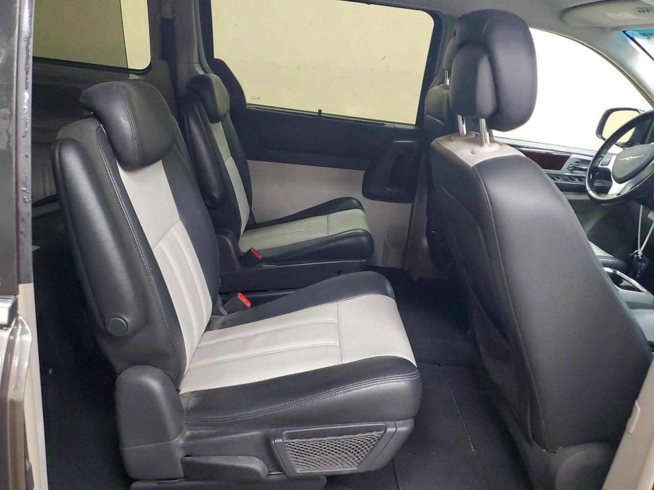 2010 CHRYSLER TOWN & COUNTRY TOURING PLUS photo 31