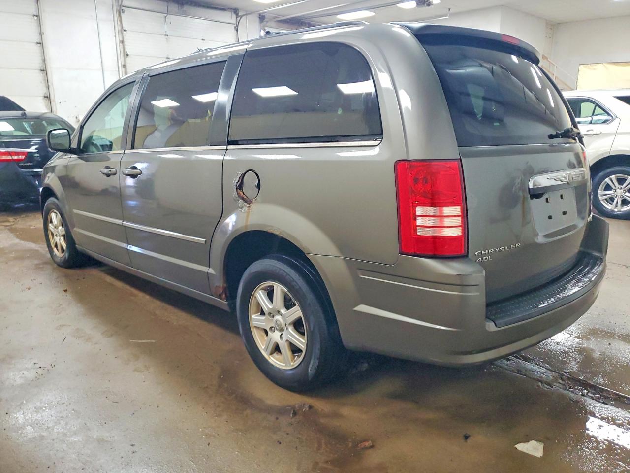 2010 CHRYSLER TOWN & COUNTRY TOURING PLUS photo 4