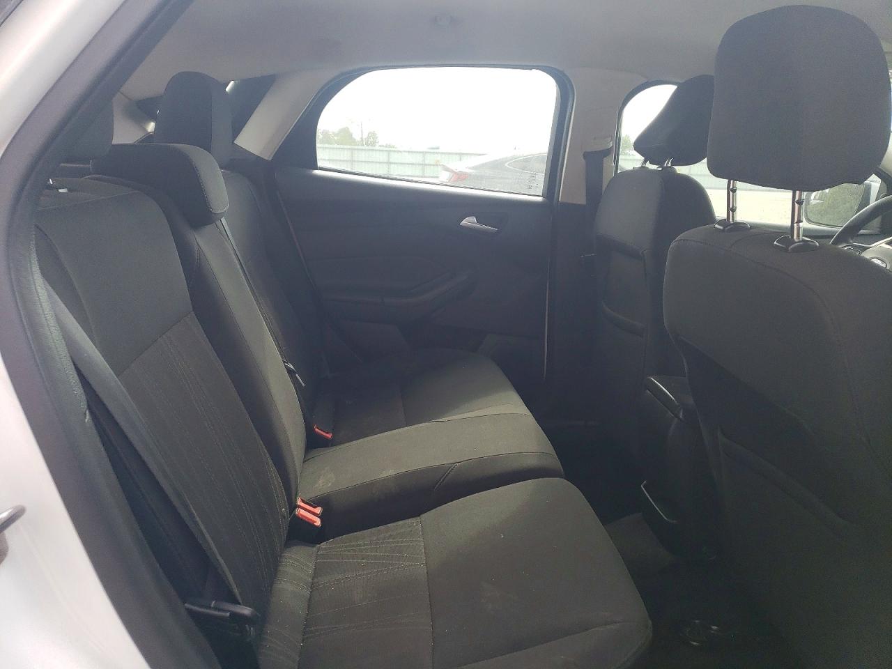 2017 FORD FOCUS SE photo 19