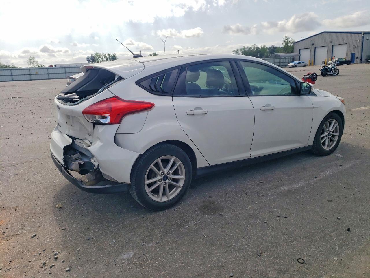 2017 FORD FOCUS SE photo 5