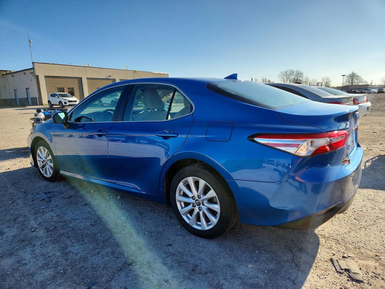 2019 TOYOTA CAMRY LE photo 3
