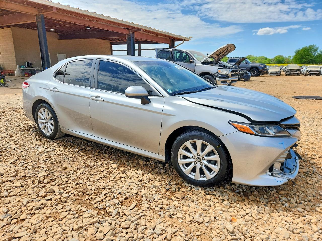 2018 TOYOTA CAMRY LE photo 4