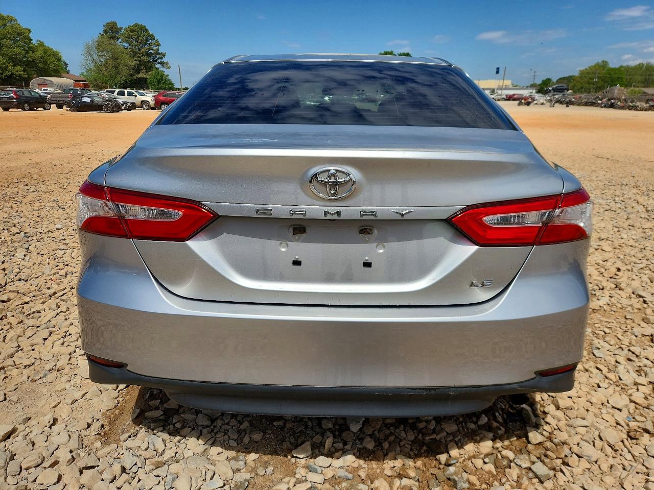 2018 TOYOTA CAMRY LE photo 6