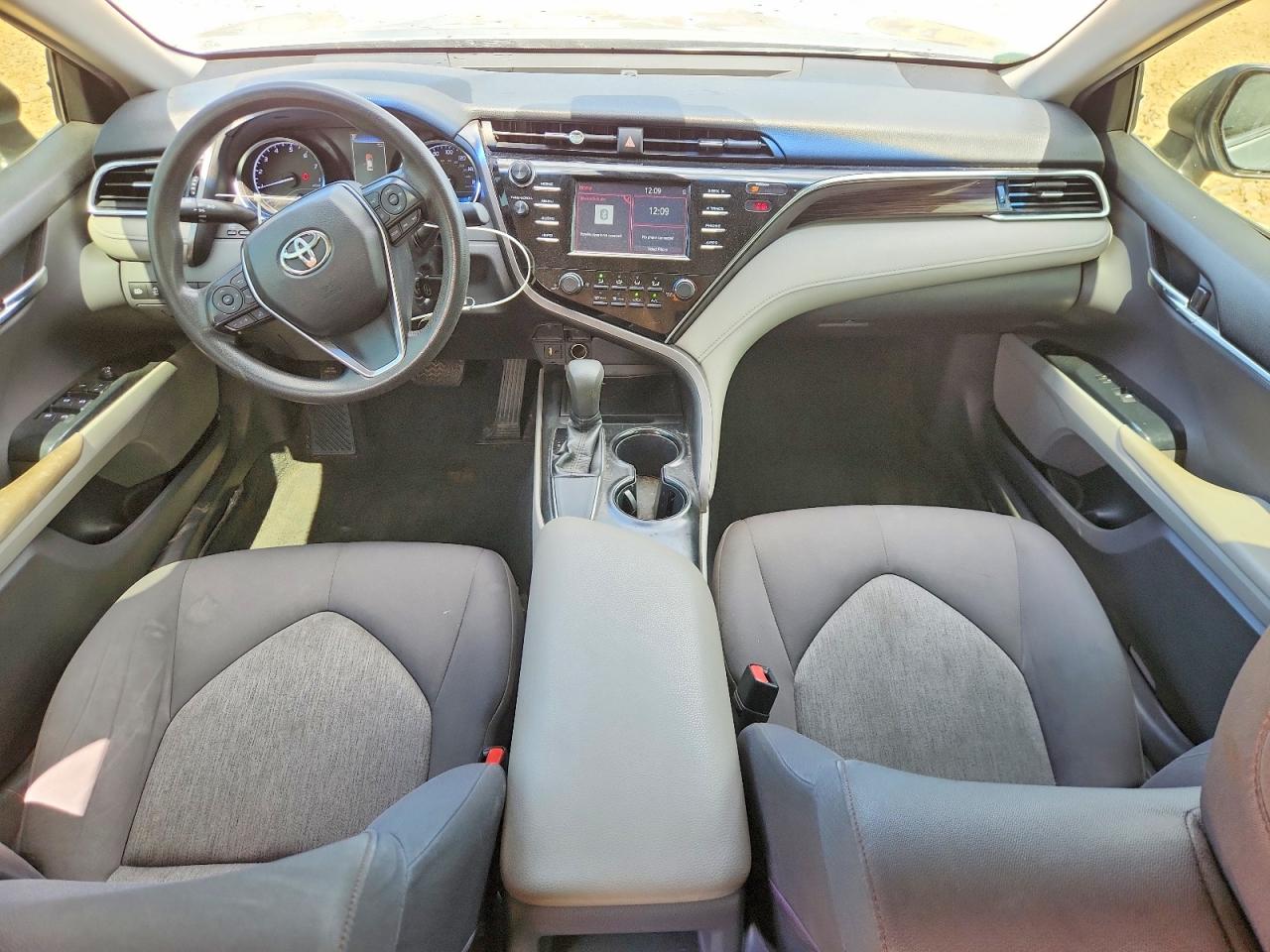 2018 TOYOTA CAMRY LE photo 8