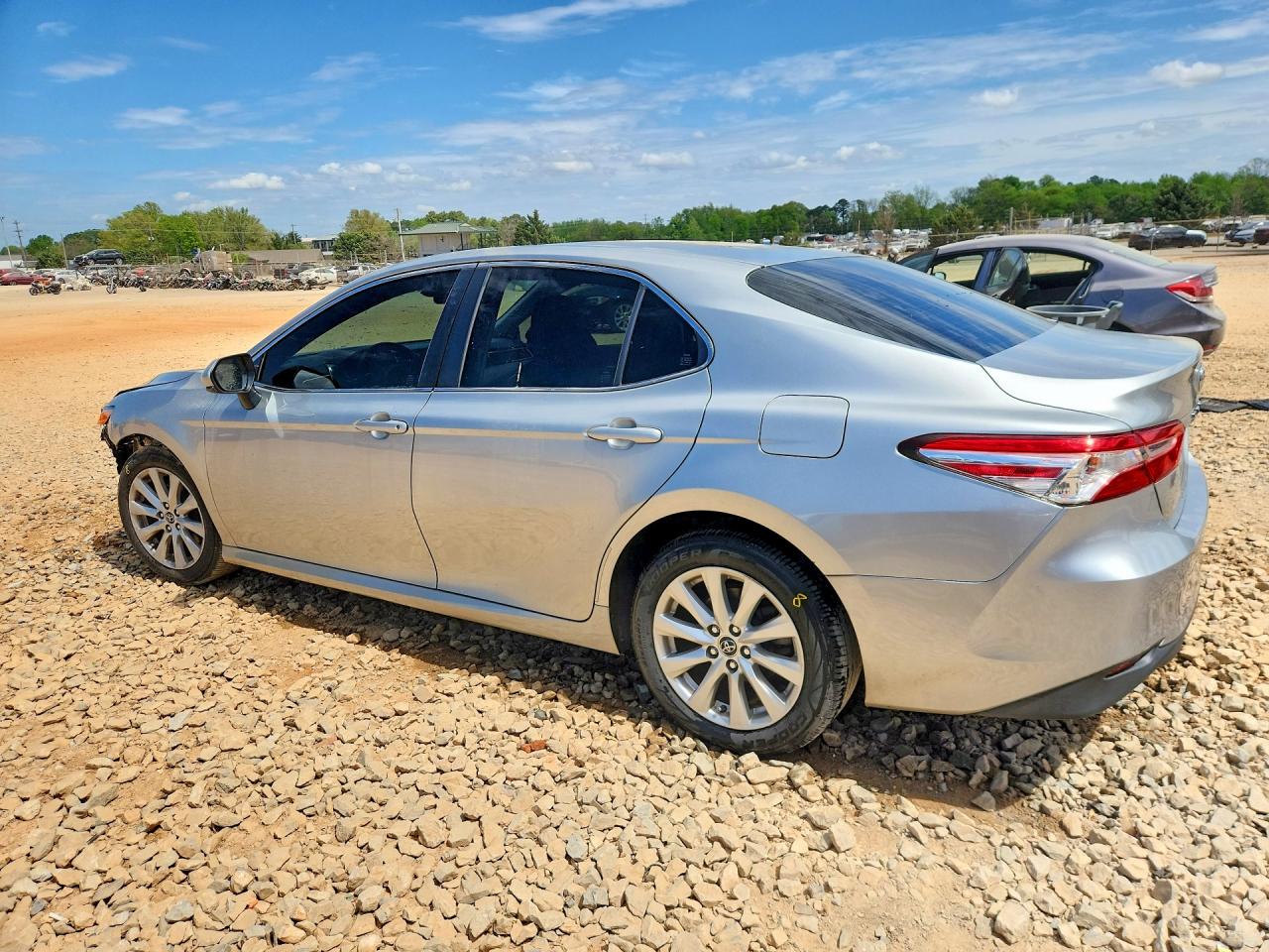 2018 TOYOTA CAMRY LE photo 2