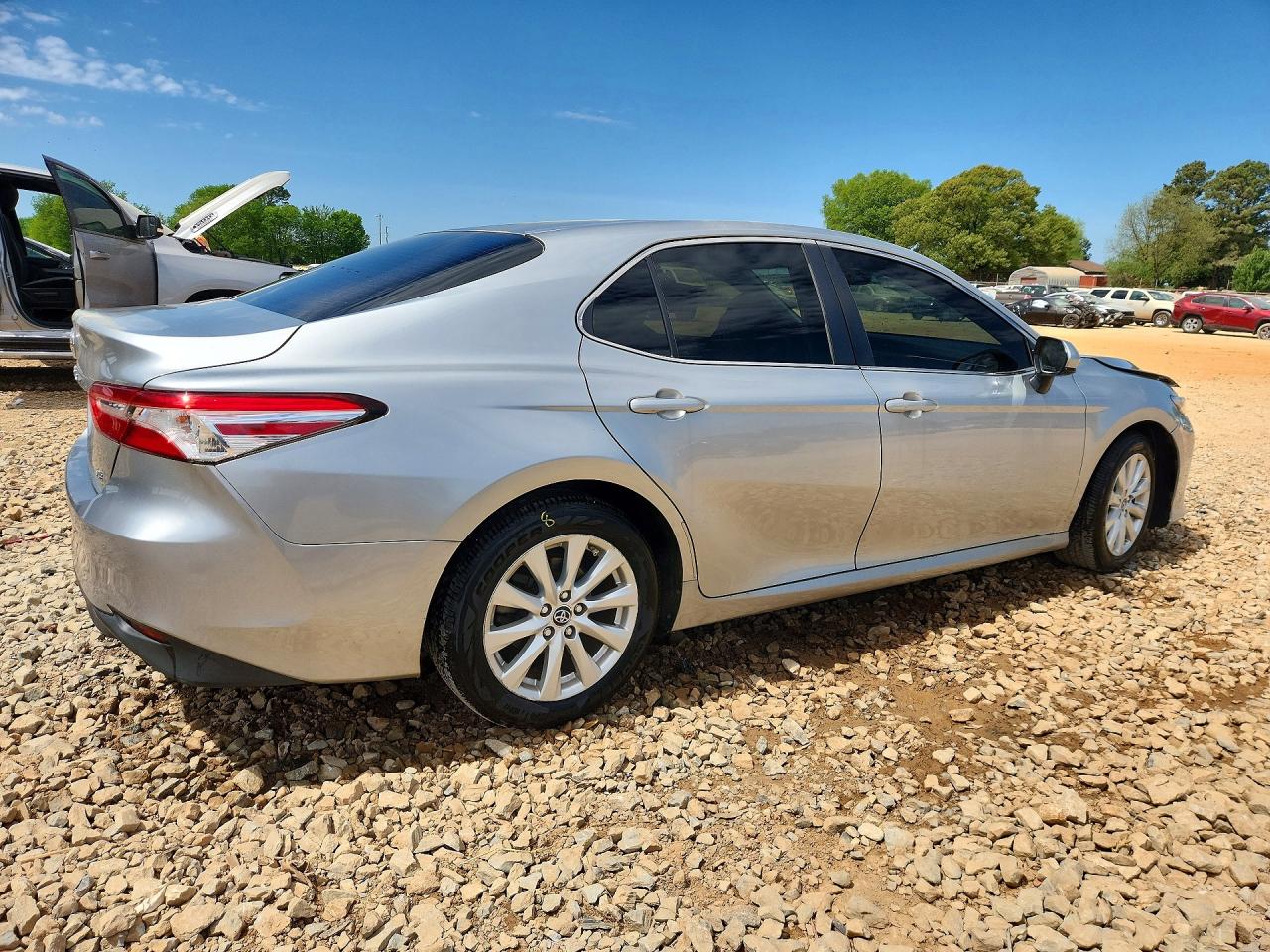 2018 TOYOTA CAMRY LE photo 3